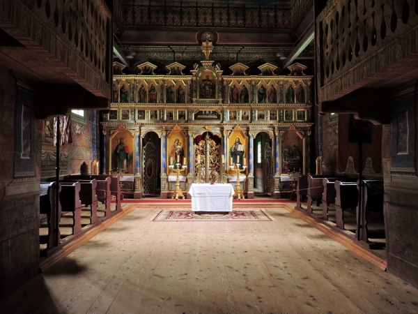 Zdjęcie z Polski - Skansen w Sanoku - wnętrze cerkwi widziane zza kraty.