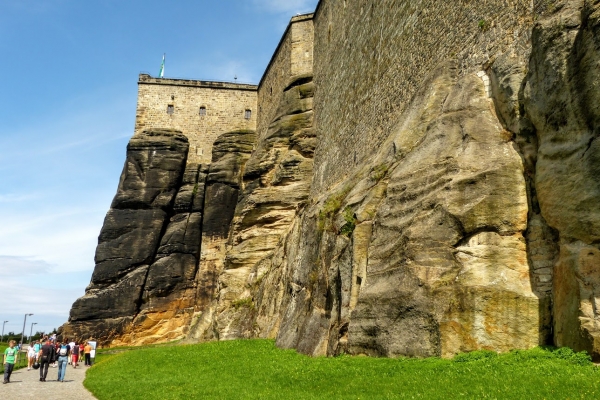 Zdjęcie z Niemiec - potężne mury (wraz ze skałami) Twierdzy Koenigstein