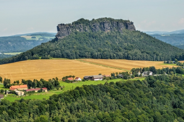 Zdjęcie z Niemiec - stożkowate wzgórze Lillenstein pięknie widoczne w Twierdzy