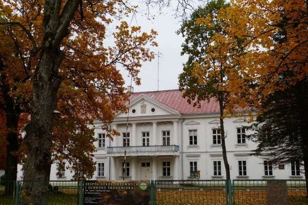 Zdjęcie z Polski - Zwierzyńczyk - w dawnym pałacu Zamojskich mieści się dziś Liceum