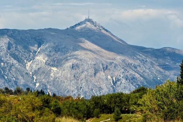 Zdjęcie z Grecji - jego wysokość Pantokrator; bez przesady z tą wysokością... 902 m