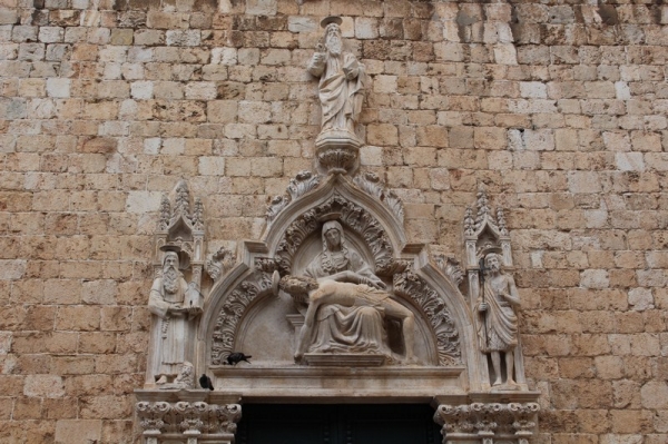 Zdjęcie z Chorwacji - Pieta w portalu kościoła Franciszkanów