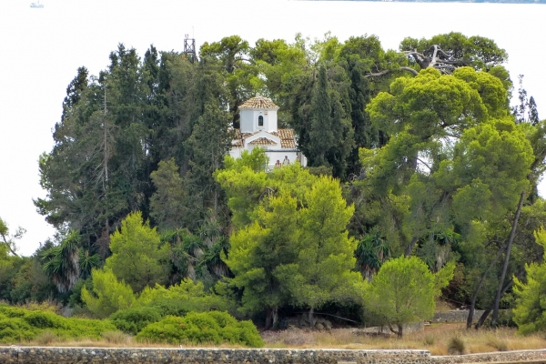 Zdjęcie z Grecji - Mysia Wyspa jest gęsto zadrzewiona, ale widać jak wyłania się z drzew