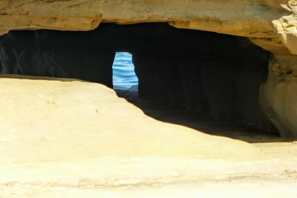 Zdjęcie z Grecji - okienko w piaskowcach Sidari...