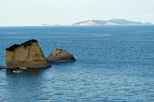 Zdjęcie z Grecji - świetnie widoczne wysepki Diapondia; tutaj w oddali Erikoussa