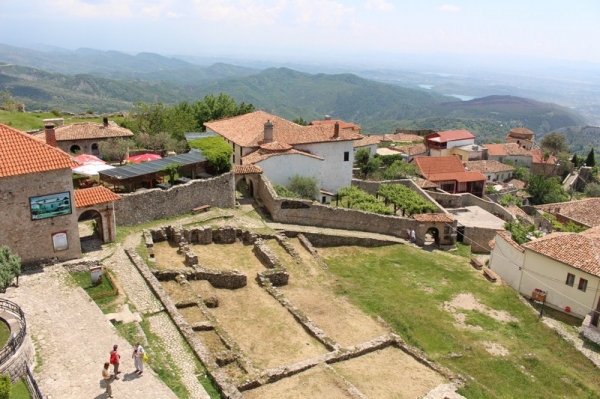 Zdjęcie z Albanii - Widok z balkonu muzeum na najbliższe otoczenie