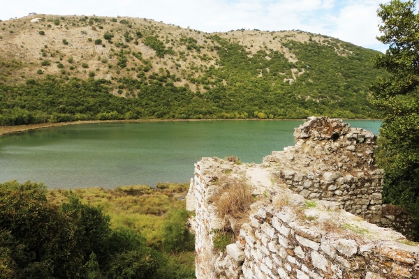 Zdjęcie z Albanii - niczego sobie widoczek z zamku na jezioro