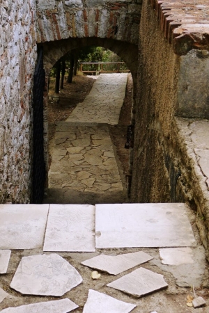 Zdjęcie z Albanii - schodząc cały czas w dół - kończymy zwiedzanie starożytnego Butrintu