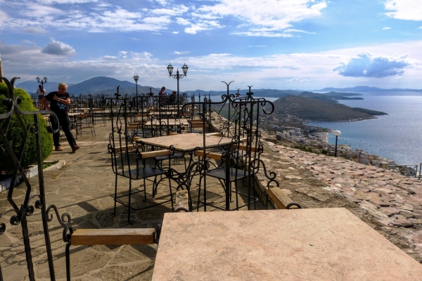 Zdjęcie z Albanii - rycerskie "krzesełka" na tarasie słonecznym z kutego żelaza