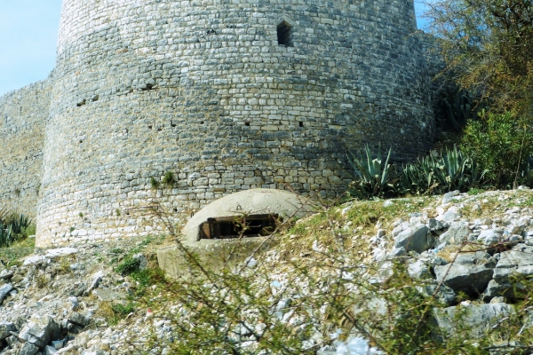 Zdjęcie z Albanii - bunkry są tu  dosłownie wszędzie; miejscami wypada ich  kilkanaście na km/2