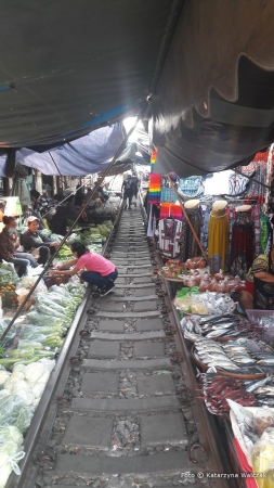 Zdjęcie z Tajlandii - Maeklong Station- czyli targ na torach