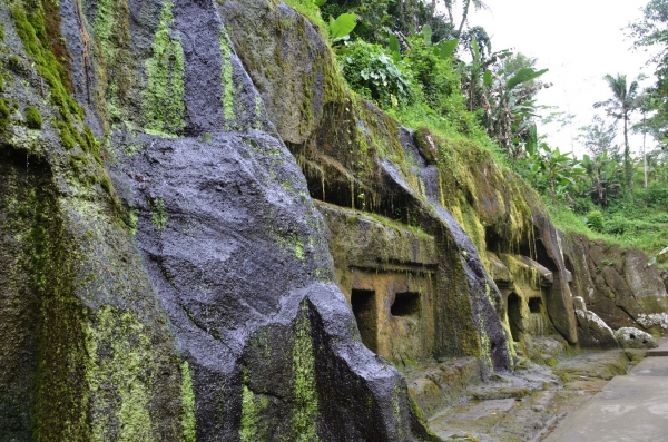 Zdjęcie z Indonezji - Cele mnichow wykute skale tysiac lat temu...