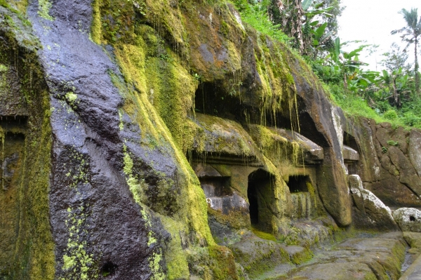 Zdjęcie z Indonezji - Cele mnichow wykute skale tysiac lat temu...