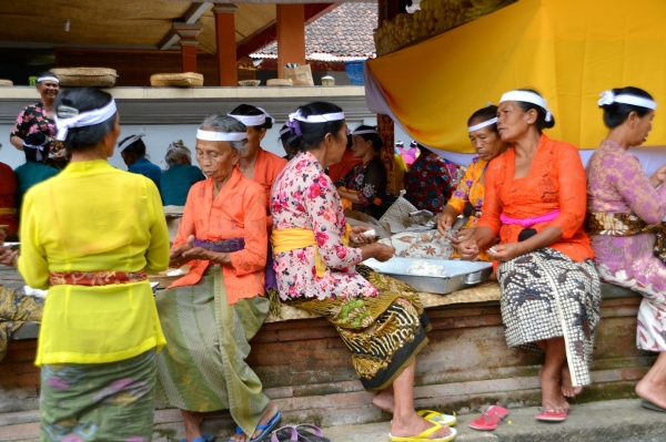 Zdjęcie z Indonezji - Kumoszki cos lepily z ryzowego ciasta