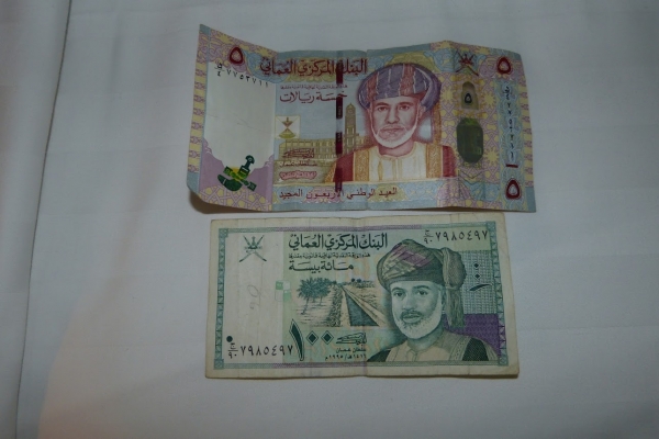 Zdjęcie z Omanu - na omańskiej walucie też wizerunek Sułtana (na każdym banknocie)