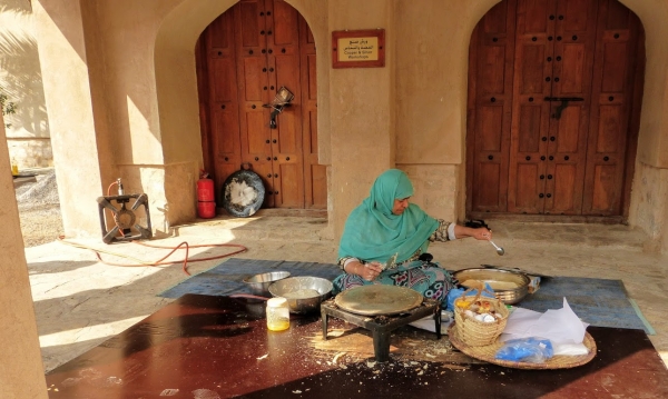Zdjęcie z Omanu - Pani piecze rukhal - omański cieniutki placek