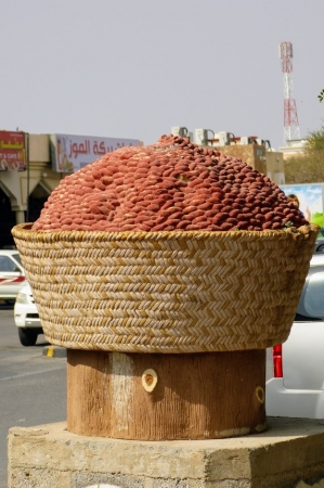 Zdjęcie z Omanu - pomnik kosza migdałków? :)) 