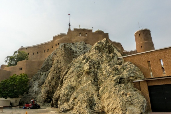 Zdjęcie z Omanu - Fort ciekawie wbudowano w potężną skałę