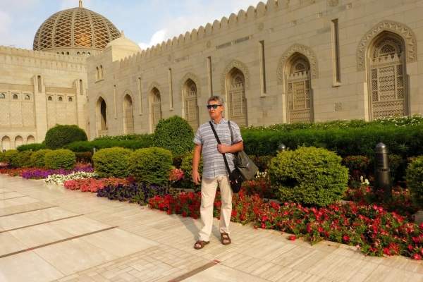 Zdjęcie z Omanu - przed meczetem wszystko jest pięknie ukwiecone i utrzymane