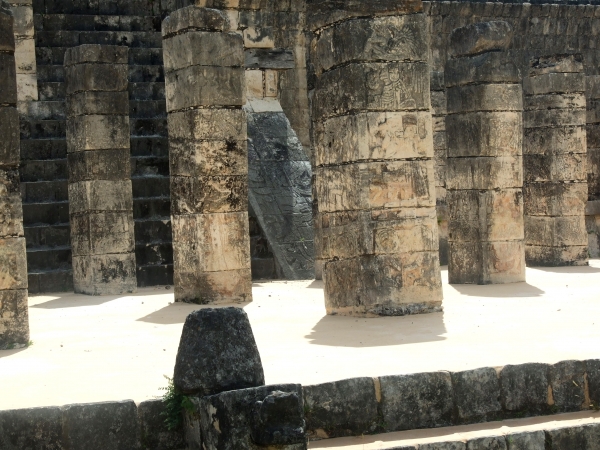 Zdjęcie z Meksyku - na kolumnach reliefy wojowników