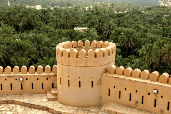 Zdjęcie z Omanu - Fort Nakhal - otoczony jest zielonymi gajami palmowymi 