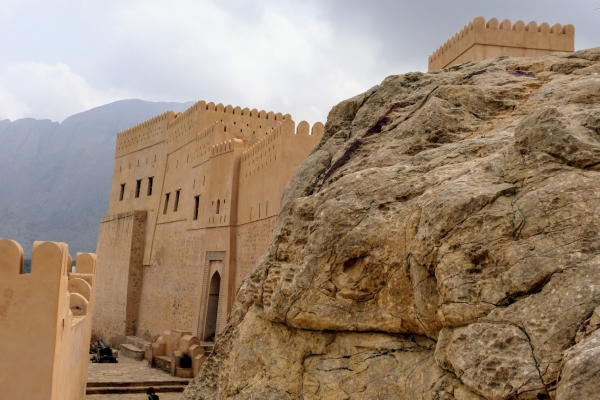 Zdjęcie z Omanu - Fort został "wpasowany" w naturalną skałę, dlatego ma dość nieregularny kształt