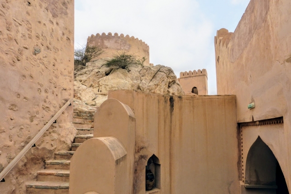 Zdjęcie z Omanu - Fort Nakhal - wchodzimy na dziedziniec Fortu