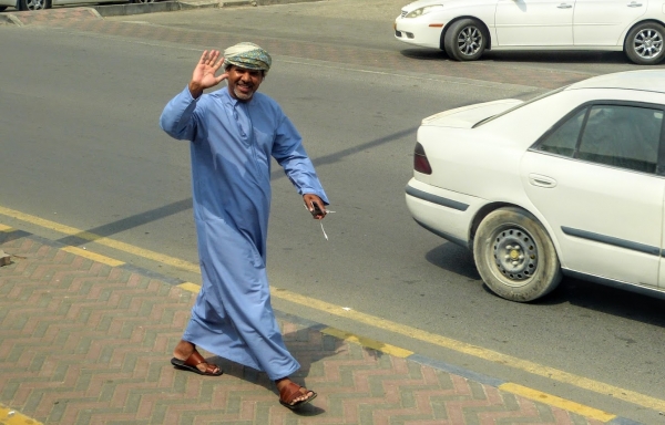 Zdjęcie z Omanu - no i czas się pożegnać...;  nasz sympatyczny omamański przewodnik macha nam na pożegnanie... 