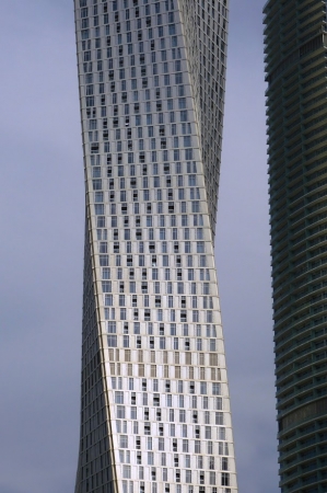 Zdjęcie z Zjednoczonych Emiratów Arabskich - Cayan Tower - najbardziej "skręcony" budynek na świecie - o 90stopni