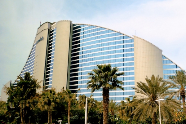 Zdjęcie z Zjednoczonych Emiratów Arabskich - Jumeirah Beach Hotel - ten budynek ma przypominać wielką falę