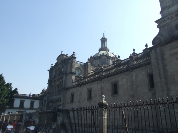 Zdjęcie z Meksyku - bok katedry