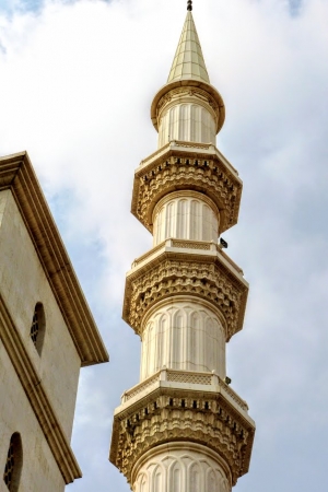 Zdjęcie z Zjednoczonych Emiratów Arabskich - minarety w świetle dnia pozwalają dostrzec misterne szczegóły
