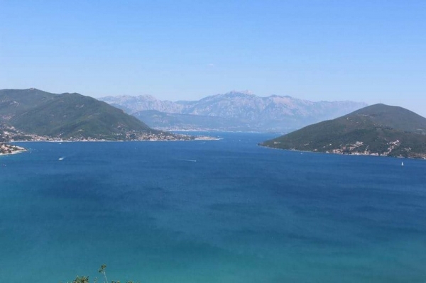 Zdjęcie z Czarnogóry - Boka Kotorska, a w tle migocze Lovcen