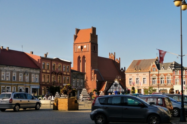 Zdjęcie z Polski - rynek golubski - w jednym narożniku góruje kościół poewangelicki