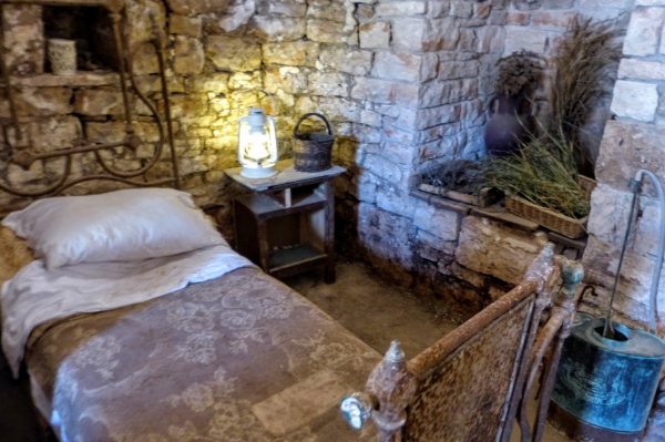 Zdjęcie z Włoch - sypialnia gospodarzy ( na większe łóżka nie było miejsca w ciasnym trulli:) )