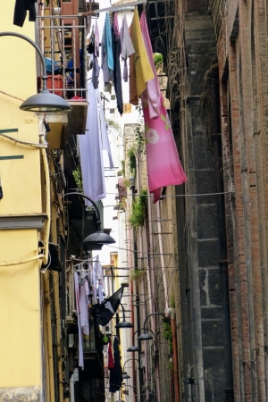 Zdjęcie z Włoch - wąskie, mroczne uliczki, obdrapane tynki, suszące się wszędzie pranie... oto Neapol właśnie! 