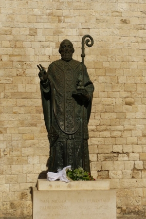 Zdjęcie z Włoch - tuż obok Bazyliki- sam Św. Mikołaj- patron Bari 
