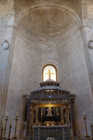 Zdjęcie z Włoch - Bazylika - widok na Ołtarz, Cyborium i sarkofag Bony