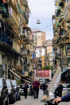 Zdjęcie z Włoch - uliczki Neapolu  - jak w Azji...