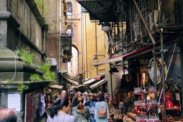 Zdjęcie z Włoch - Spaccanapoli -  jest prostą i wąską ulicą, która przecina stare, zabytkowe centrum  Neapolu