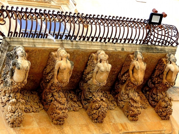 Zdjęcie z Włoch - Noto - jeden z wielu barokowych balkonów.