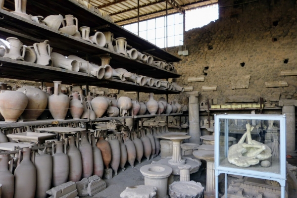 Zdjęcie z Włoch - na terenie Muzeum - tysiące przedmiotów odkopanych z popiołów...