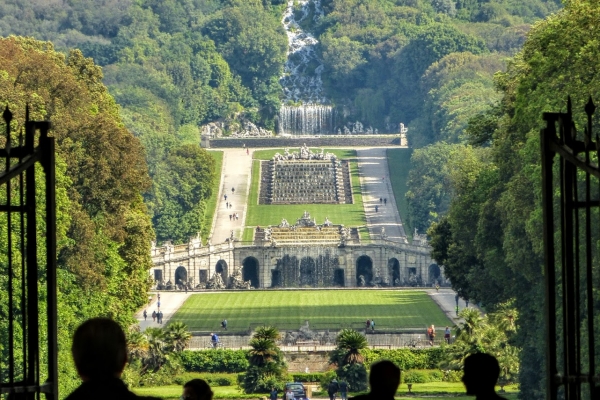Zdjęcie z Włoch - widok na główną aleję z  fontannami i kaskadami wodospadów z perspektywy Pałacu