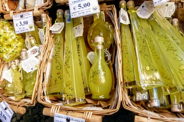 Zdjęcie z Włoch - nakupiłam dla samych buteleczek, ale stoją pełne, chętnych nie ma a piasek czeka w torebkach :)