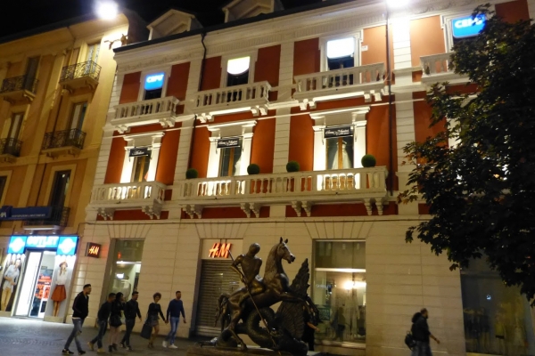 Zdjęcie z Włoch - Cosenza w wieczornej iluminacji i rzeźba Muzeum Bilotti: Św. Jerzy i smok, Salvadora Dali