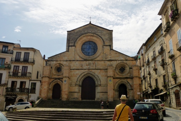 Zdjęcie z Włoch - główny zabytek Cosenzy - XII wieczna romańska Katedra