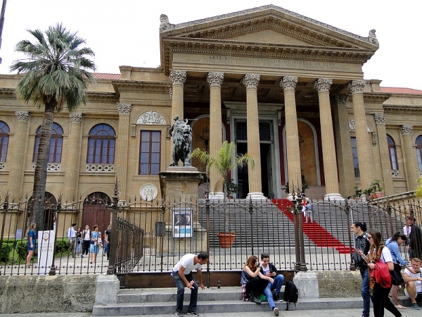 Zdjęcie z Włoch - Palermo - imponujący budynek Teatro Massimo.