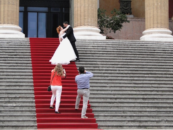 Zdjęcie z Włoch - Sesja ślubna na schodach teatru.