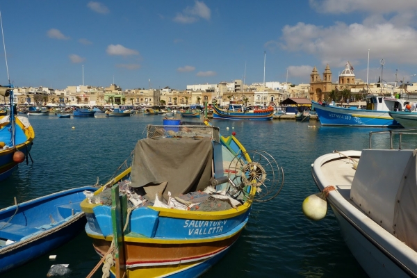 Zdjęcie z Malty - Marsaxlokk to mała rybacka wioska, która słynie z kolorowych łódeczek luzzu