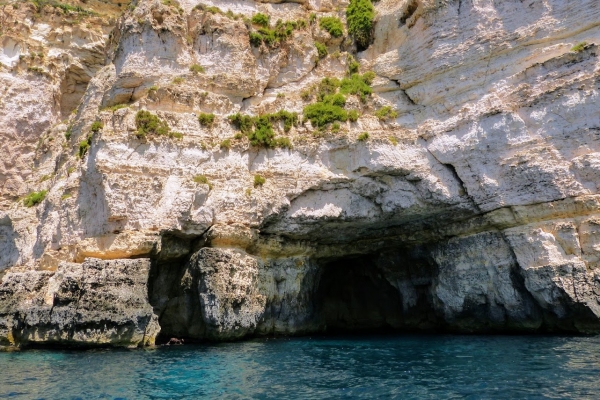 Zdjęcie z Malty - na dole tych grot zamieszkują koralowce